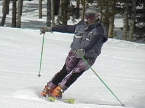 Photo of skier at start of turn. Upper body is twisted against direction of turn and skis twisted the opposite direction.