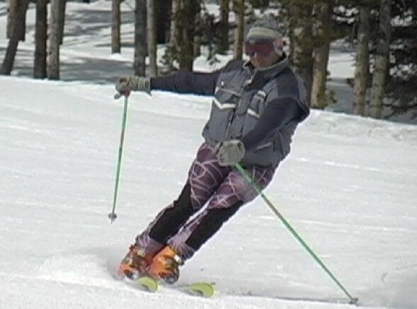 Photo of skier at start of turn. Upper body is twisted against direction of turn and skis twisted the opposite direction.