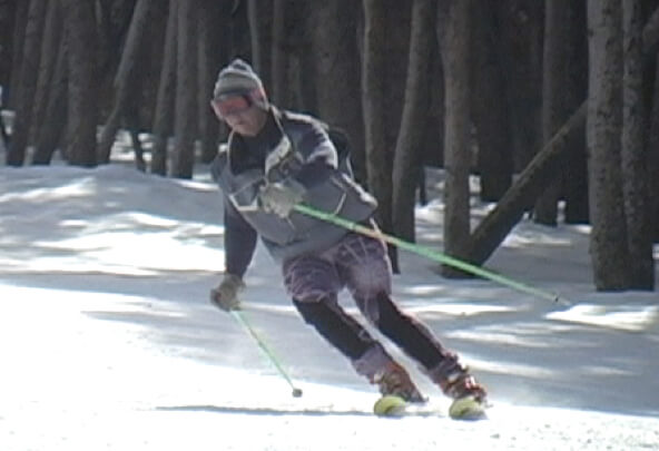 Photo of skier after apex of turn. Upper body faces more towards the inside of the turn than the skis.