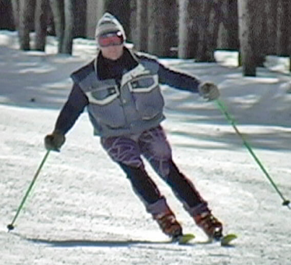 Photo of skier in turn. The upper body faces the same direction as the skis.